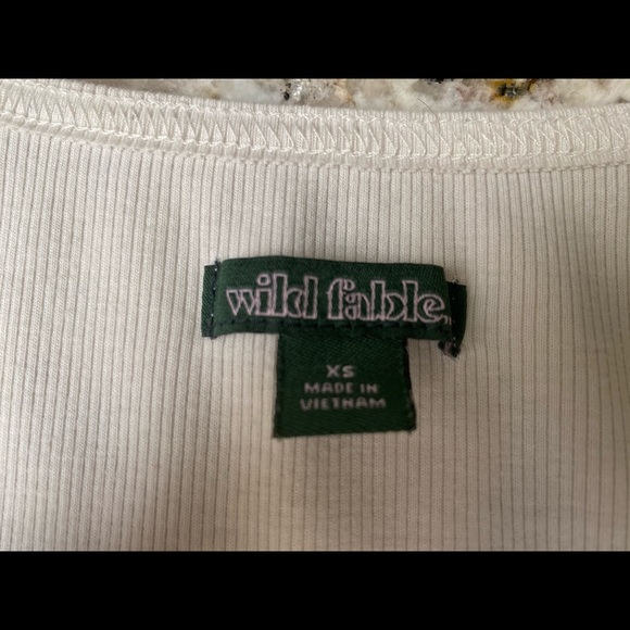 Slightly Worn White WILD FABLE Low cut long sleeve - Picture 3 of 4